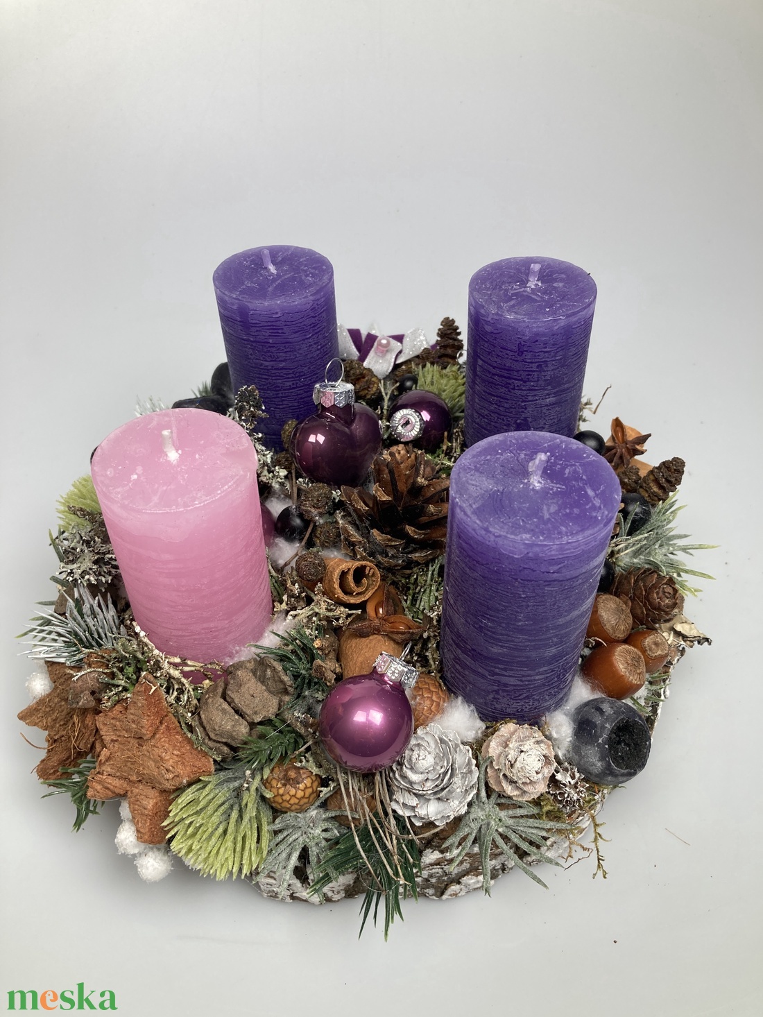 Üveggömbökkel ékített, klasszikus színvilágú - 3 lila, 1 rózsaszín gyertyás, fakorongon nyugvó adventi asztaldísz (AW14) - karácsony - adventi díszek - adventi asztaldísz - Meska.hu
