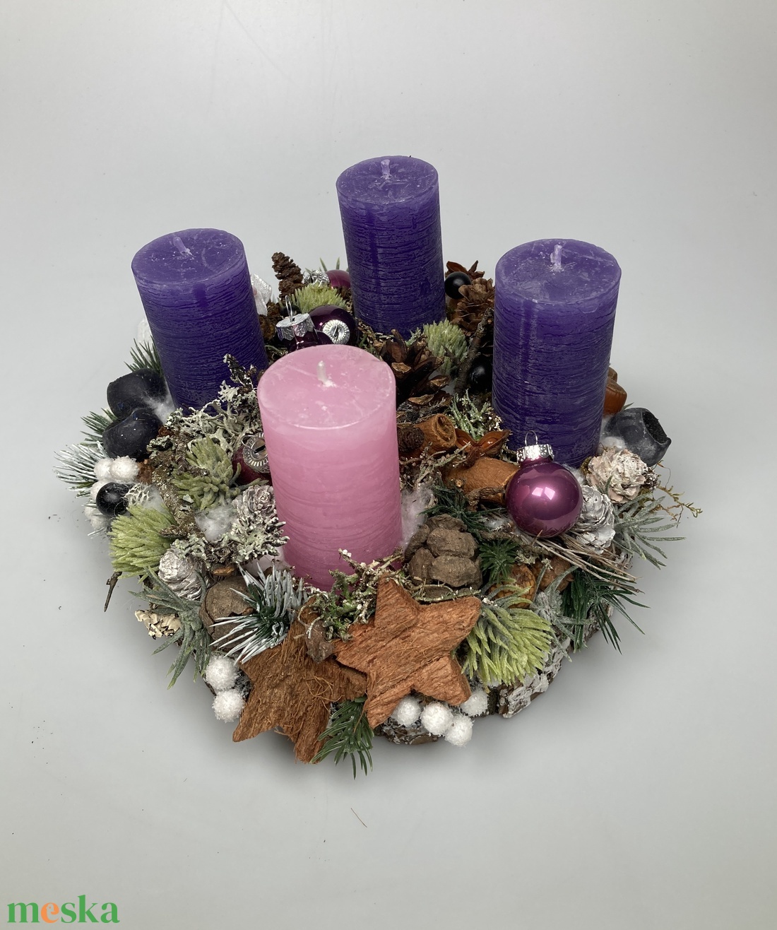 Üveggömbökkel ékített, klasszikus színvilágú - 3 lila, 1 rózsaszín gyertyás, fakorongon nyugvó adventi asztaldísz (AW14) - karácsony - adventi díszek - adventi asztaldísz - Meska.hu