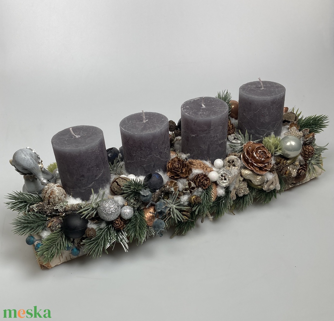 Manófiú figurával ékített, szürke tuskógyertyás, fahasábon nyugvó, adventi asztaldísz gazdagon díszítve (AW15) - karácsony - adventi díszek - adventi asztaldísz - Meska.hu
