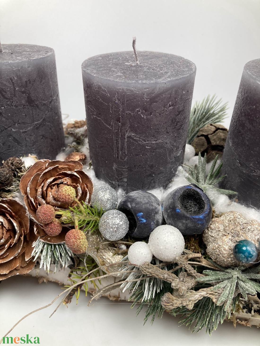 Manófiú figurával ékített, szürke tuskógyertyás, fahasábon nyugvó, adventi asztaldísz gazdagon díszítve (AW15) - karácsony - adventi díszek - adventi asztaldísz - Meska.hu