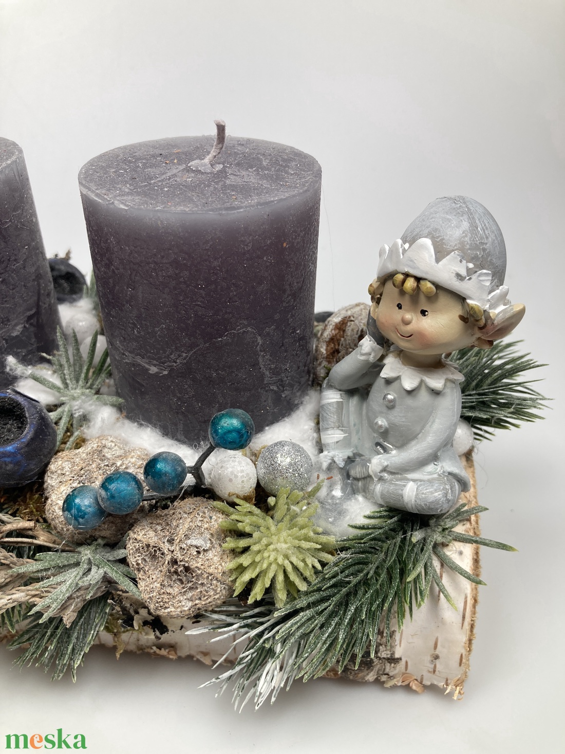 Manófiú figurával ékített, szürke tuskógyertyás, fahasábon nyugvó, adventi asztaldísz gazdagon díszítve (AW15) - karácsony - adventi díszek - adventi asztaldísz - Meska.hu