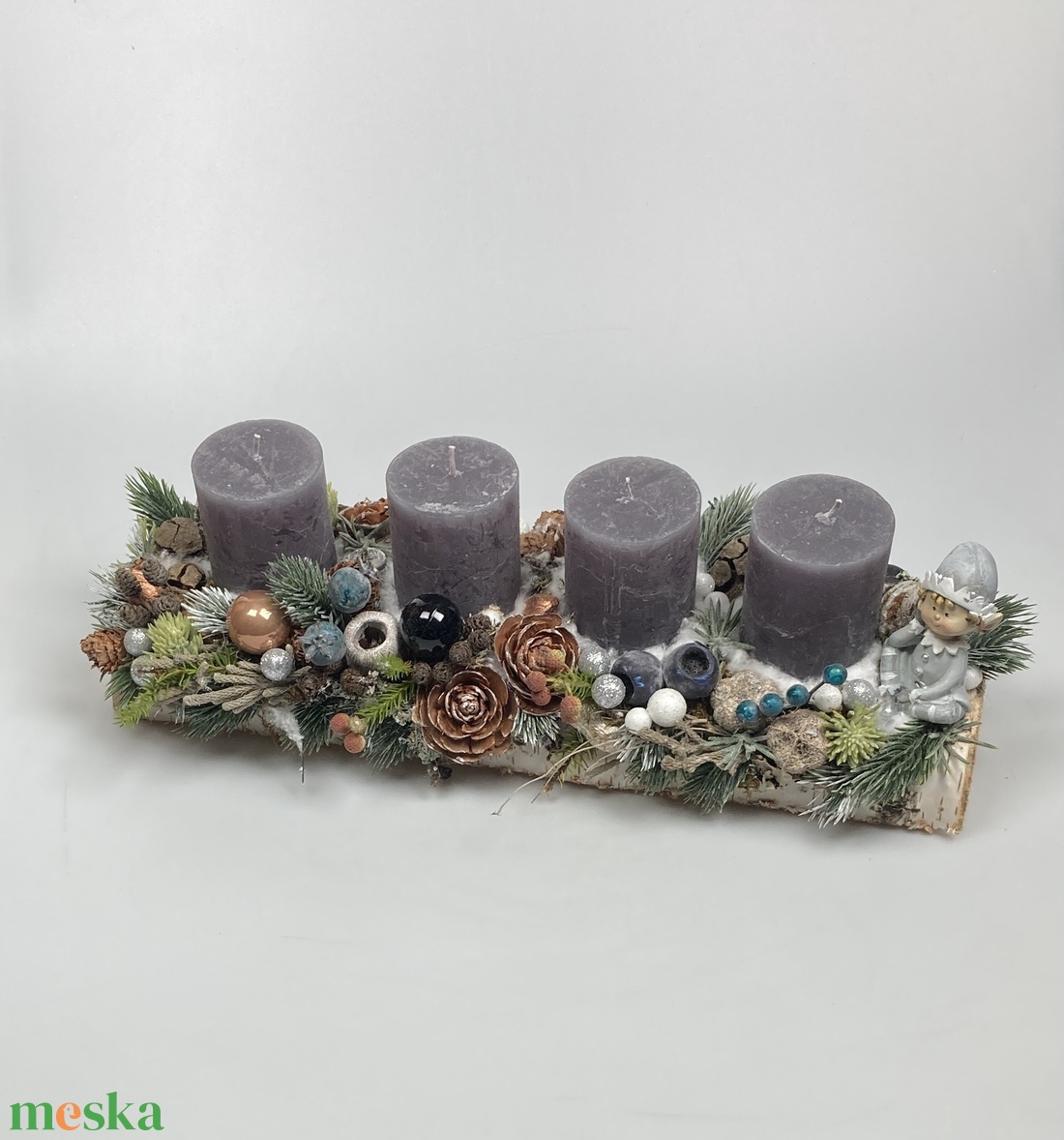 Manófiú figurával ékített, szürke tuskógyertyás, fahasábon nyugvó, adventi asztaldísz gazdagon díszítve (AW15) - karácsony - adventi díszek - adventi asztaldísz - Meska.hu
