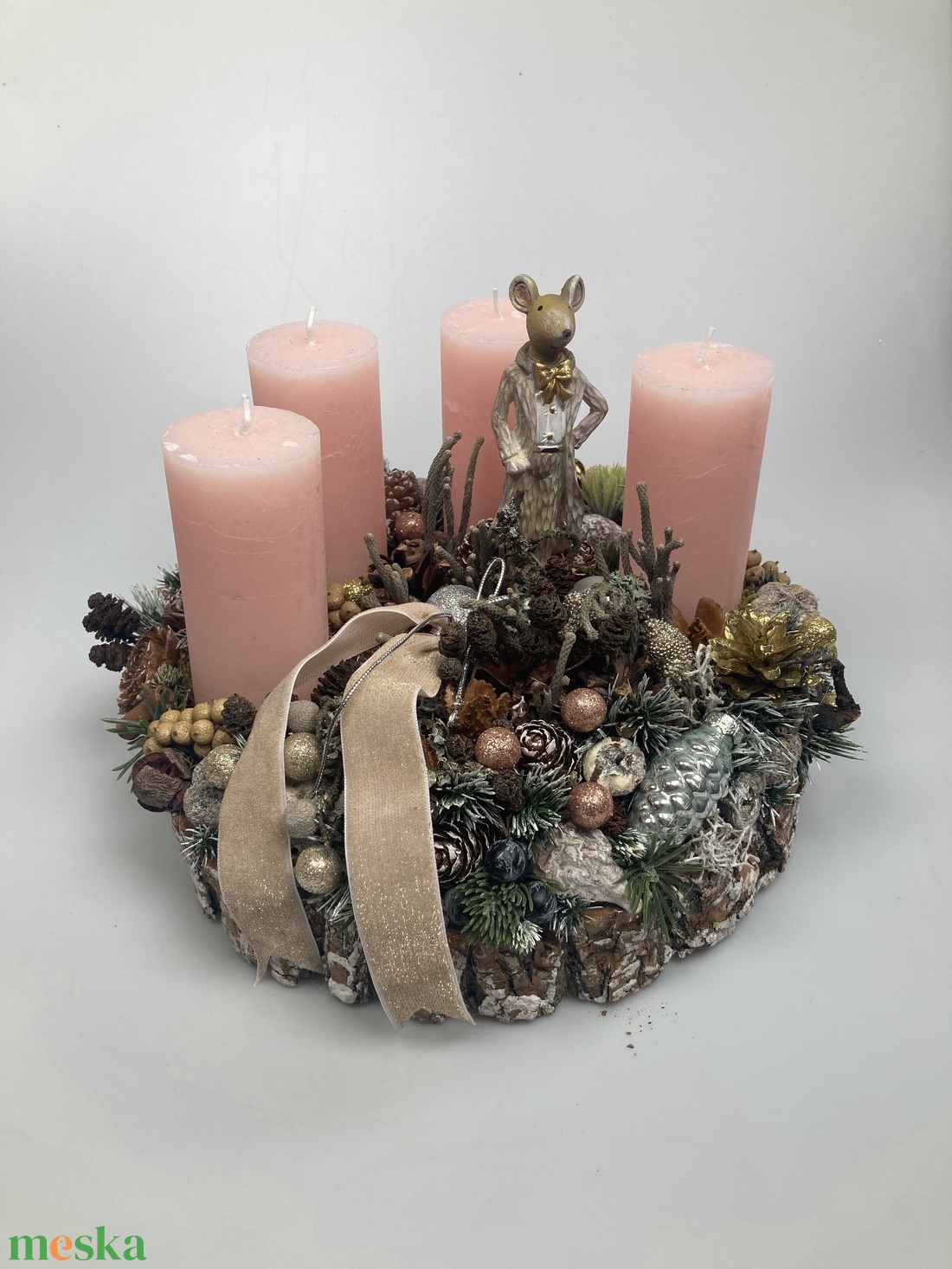 Egéruraság figurájával ékített, pasztell rózsaszín hengergyertyás, fakorongon nyugvó, adventi asztaldísz (AW17) - karácsony - adventi díszek - adventi asztaldísz - Meska.hu