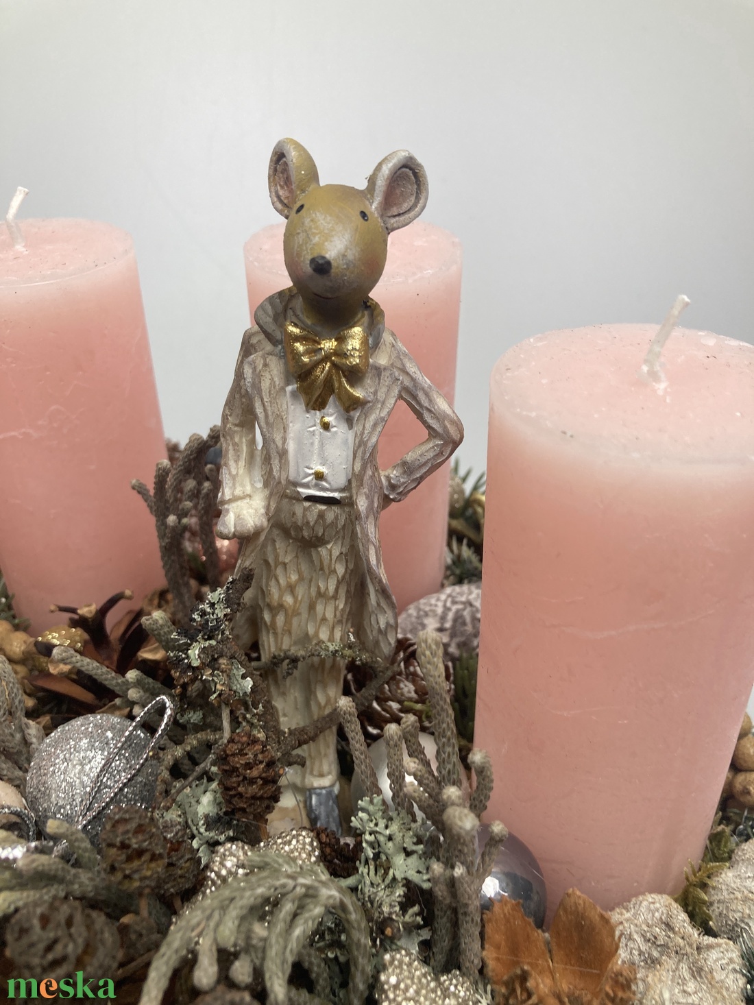 Egéruraság figurájával ékített, pasztell rózsaszín hengergyertyás, fakorongon nyugvó, adventi asztaldísz (AW17) - karácsony - adventi díszek - adventi asztaldísz - Meska.hu