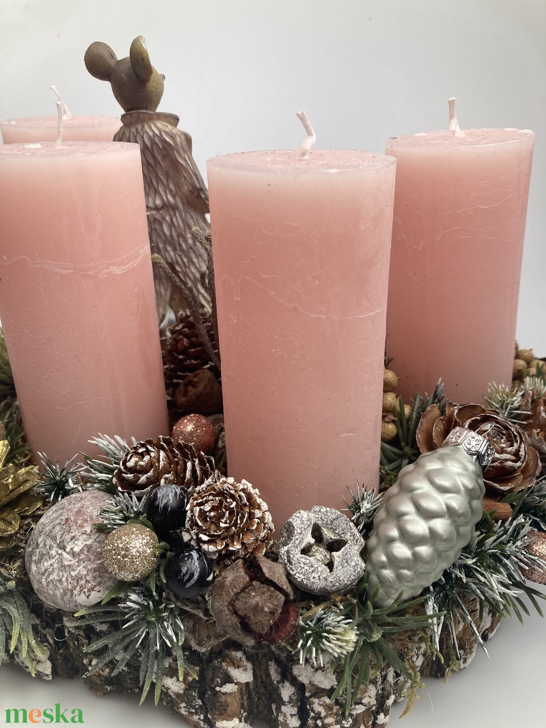 Egéruraság figurájával ékített, pasztell rózsaszín hengergyertyás, fakorongon nyugvó, adventi asztaldísz (AW17) - karácsony - adventi díszek - adventi asztaldísz - Meska.hu