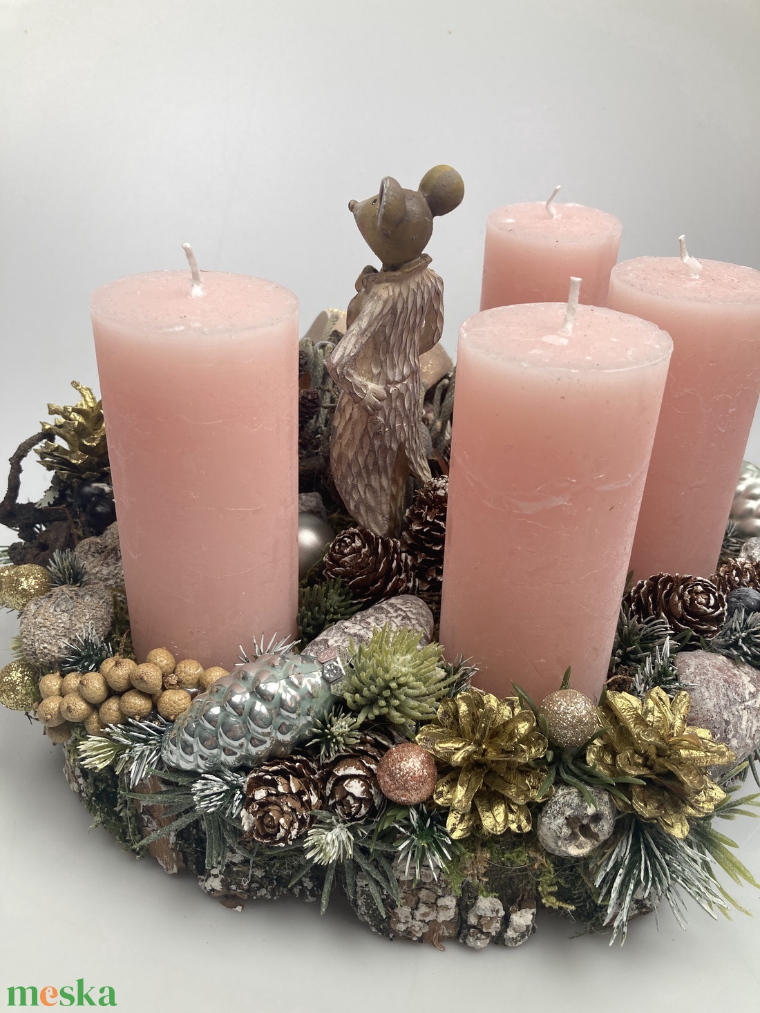 Egéruraság figurájával ékített, pasztell rózsaszín hengergyertyás, fakorongon nyugvó, adventi asztaldísz (AW17) - karácsony - adventi díszek - adventi asztaldísz - Meska.hu