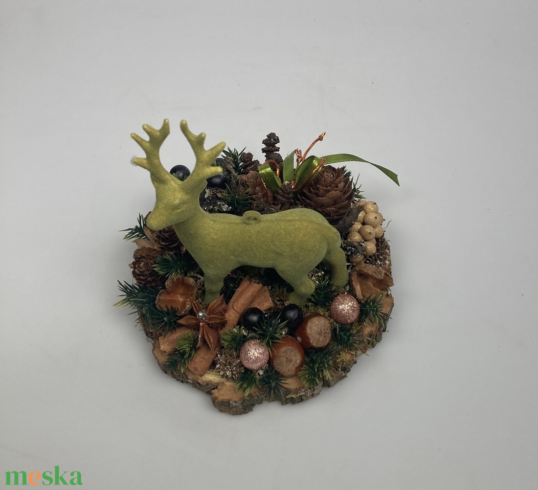 Fakorongra épült minidísz zöld flokkolt szarvasfigurával, termésekkel s kellékekkel gazdagon díszítve (FX-16) - karácsony - adventi díszek - adventi asztaldísz - Meska.hu