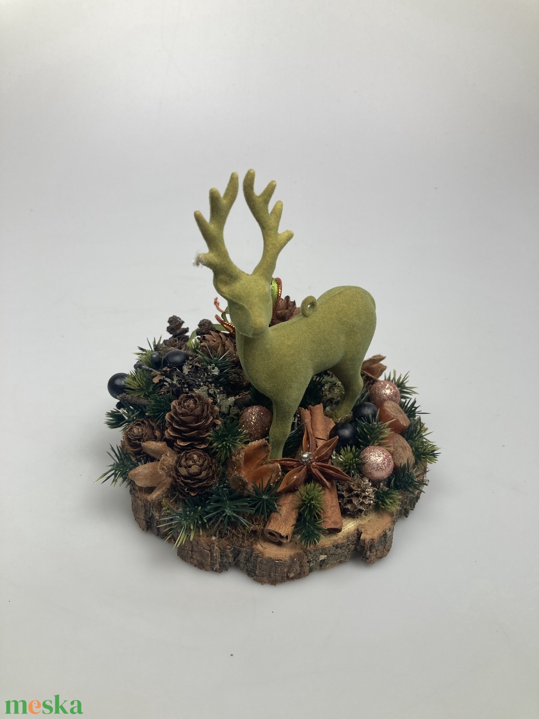 Fakorongra épült minidísz zöld flokkolt szarvasfigurával, termésekkel s kellékekkel gazdagon díszítve (FX-16) - karácsony - adventi díszek - adventi asztaldísz - Meska.hu