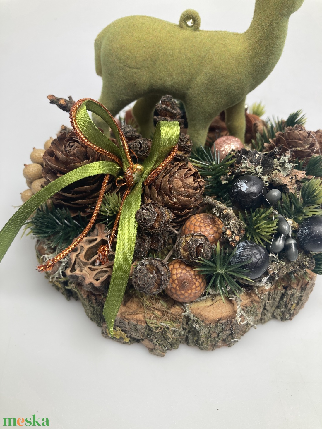 Fakorongra épült minidísz zöld flokkolt szarvasfigurával, termésekkel s kellékekkel gazdagon díszítve (FX-16) - karácsony - adventi díszek - adventi asztaldísz - Meska.hu