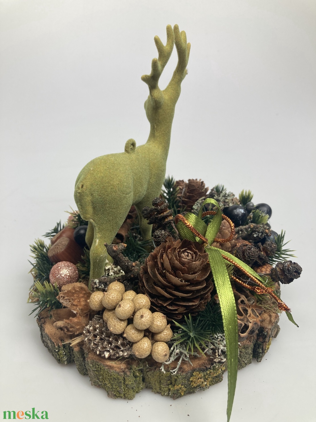 Fakorongra épült minidísz zöld flokkolt szarvasfigurával, termésekkel s kellékekkel gazdagon díszítve (FX-16) - karácsony - adventi díszek - adventi asztaldísz - Meska.hu