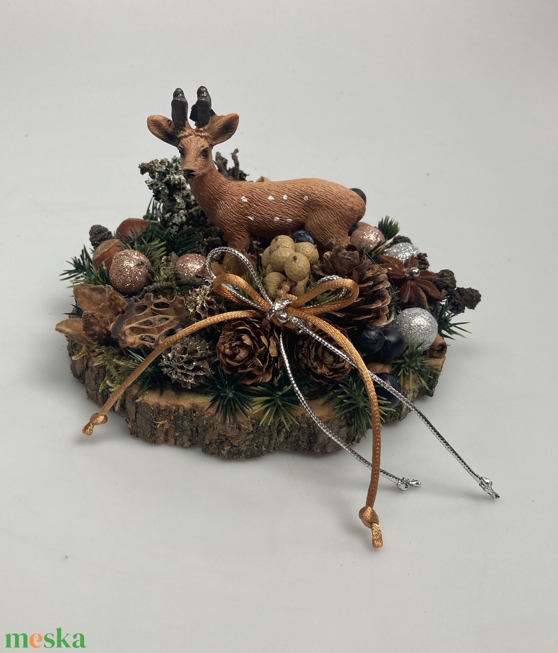 Fakorongra épült minidísz pettyes szarvasfigurával, termésekkel s kellékekkel gazdagon díszítve (FX-17) - karácsony - adventi díszek - adventi asztaldísz - Meska.hu