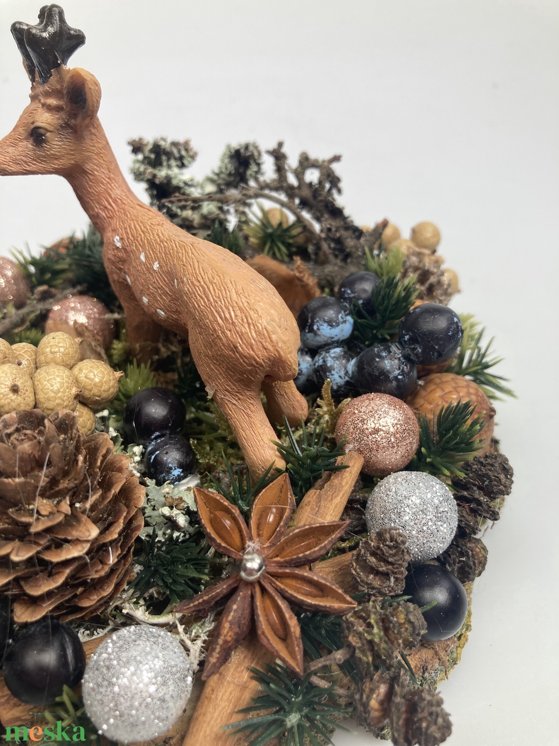 Fakorongra épült minidísz pettyes szarvasfigurával, termésekkel s kellékekkel gazdagon díszítve (FX-17) - karácsony - adventi díszek - adventi asztaldísz - Meska.hu