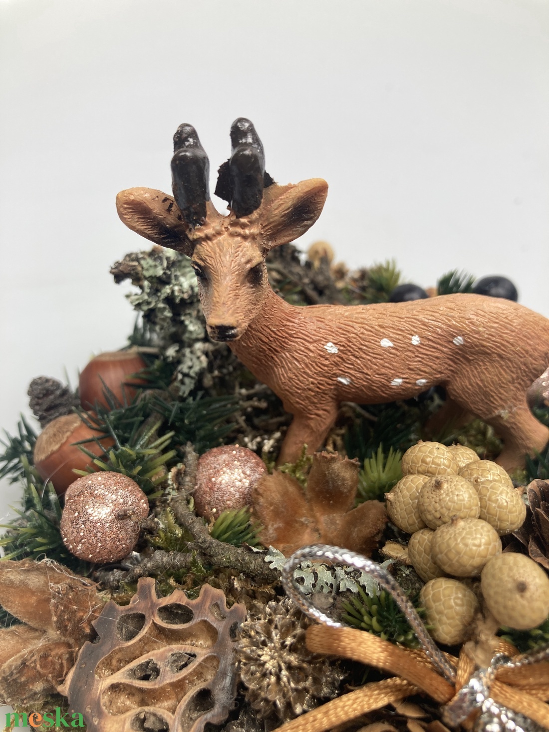 Fakorongra épült minidísz pettyes szarvasfigurával, termésekkel s kellékekkel gazdagon díszítve (FX-17) - karácsony - adventi díszek - adventi asztaldísz - Meska.hu