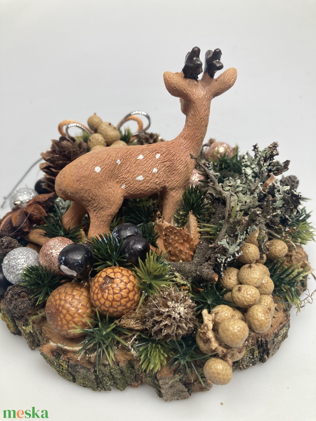 Fakorongra épült minidísz pettyes szarvasfigurával, termésekkel s kellékekkel gazdagon díszítve (FX-17) - karácsony - adventi díszek - adventi asztaldísz - Meska.hu