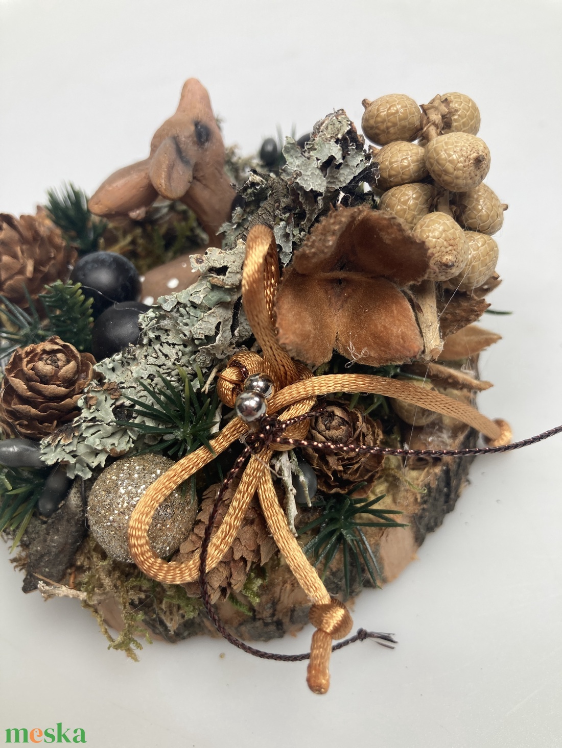 Fakorongra épült minidísz őzgida figurával, termésekkel s kellékekkel gazdagon díszítve (FX-18) - karácsony - adventi díszek - adventi asztaldísz - Meska.hu