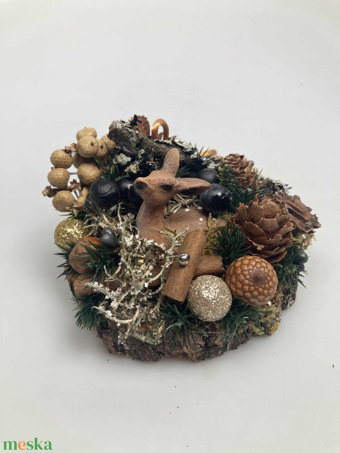 Fakorongra épült minidísz őzgida figurával, termésekkel s kellékekkel gazdagon díszítve (FX-18) - karácsony - adventi díszek - adventi asztaldísz - Meska.hu