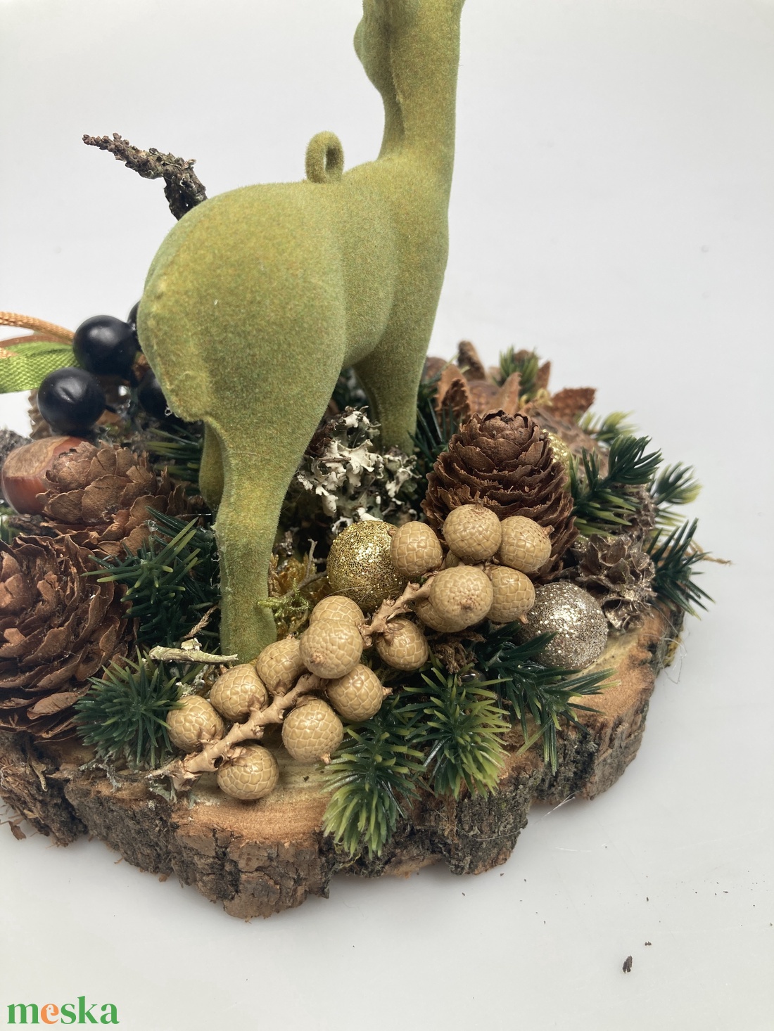 Fakorongra épült minidísz flokkolt, zöld szarvasfigurával, termésekkel s kellékekkel gazdagon díszítve (FX-19) - karácsony - adventi díszek - adventi asztaldísz - Meska.hu
