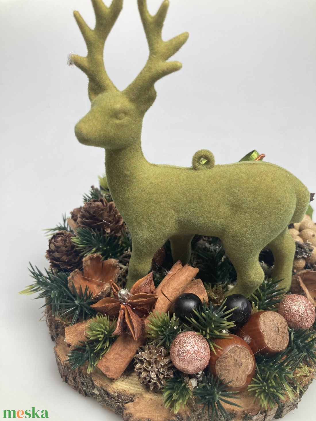 Fakorongra épült minidísz flokkolt, zöld szarvasfigurával, termésekkel s kellékekkel gazdagon díszítve (FX-19) - karácsony - adventi díszek - adventi asztaldísz - Meska.hu