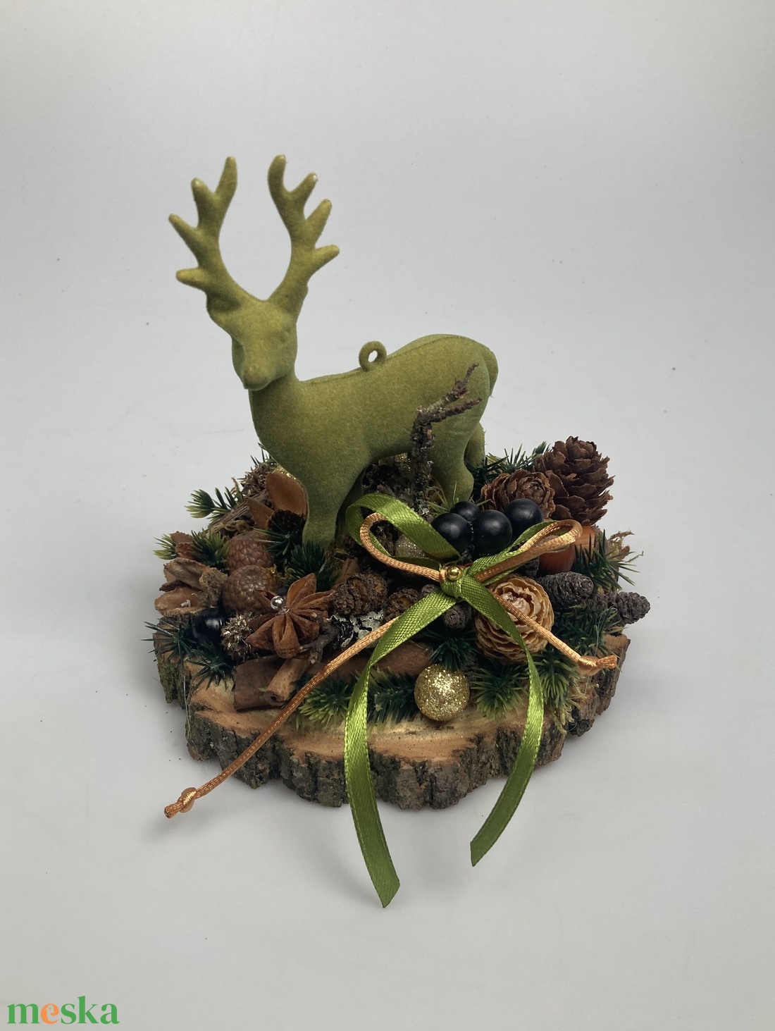 Fakorongra épült minidísz flokkolt, zöld szarvasfigurával, termésekkel s kellékekkel gazdagon díszítve (FX-19) - karácsony - adventi díszek - adventi asztaldísz - Meska.hu