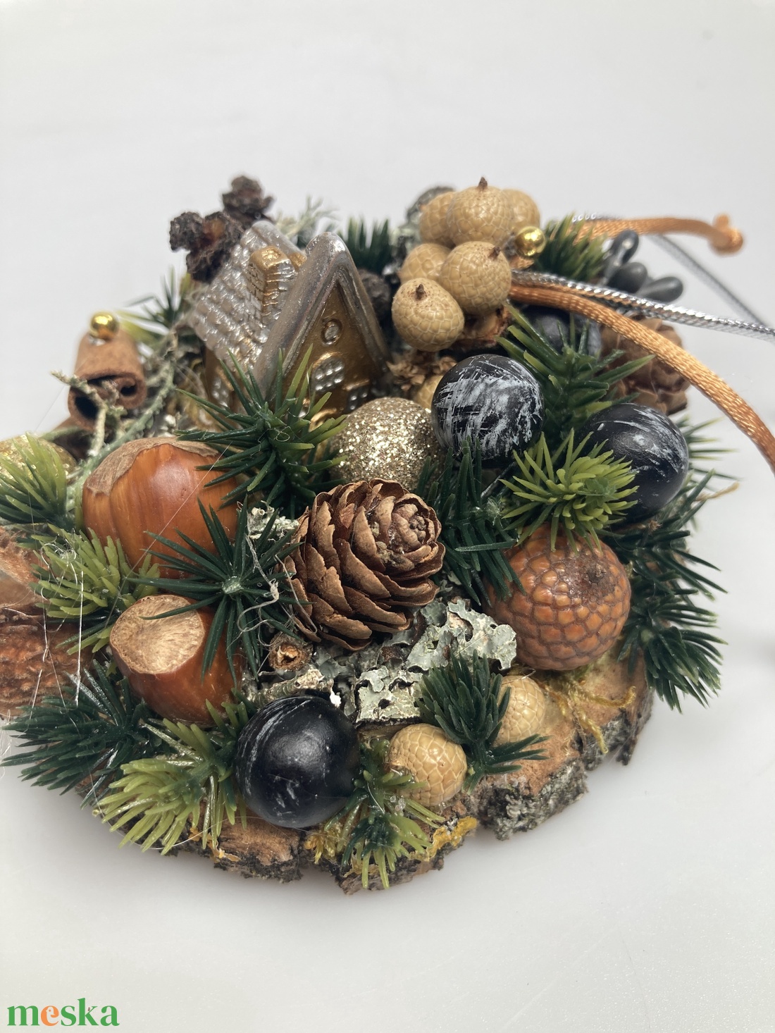 Fakorongra épült adventi minidísz erdei házikóval, termésekkel s kellékekkel gazdagon díszítve (FX-20) - karácsony - adventi díszek - adventi asztaldísz - Meska.hu