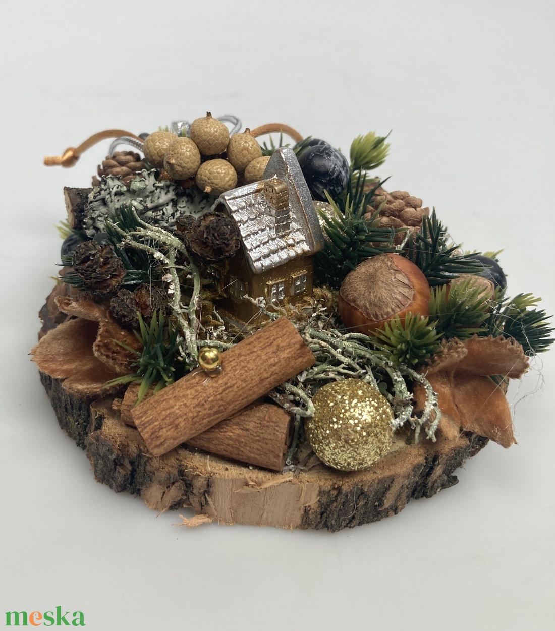 Fakorongra épült adventi minidísz erdei házikóval, termésekkel s kellékekkel gazdagon díszítve (FX-20) - karácsony - adventi díszek - adventi asztaldísz - Meska.hu