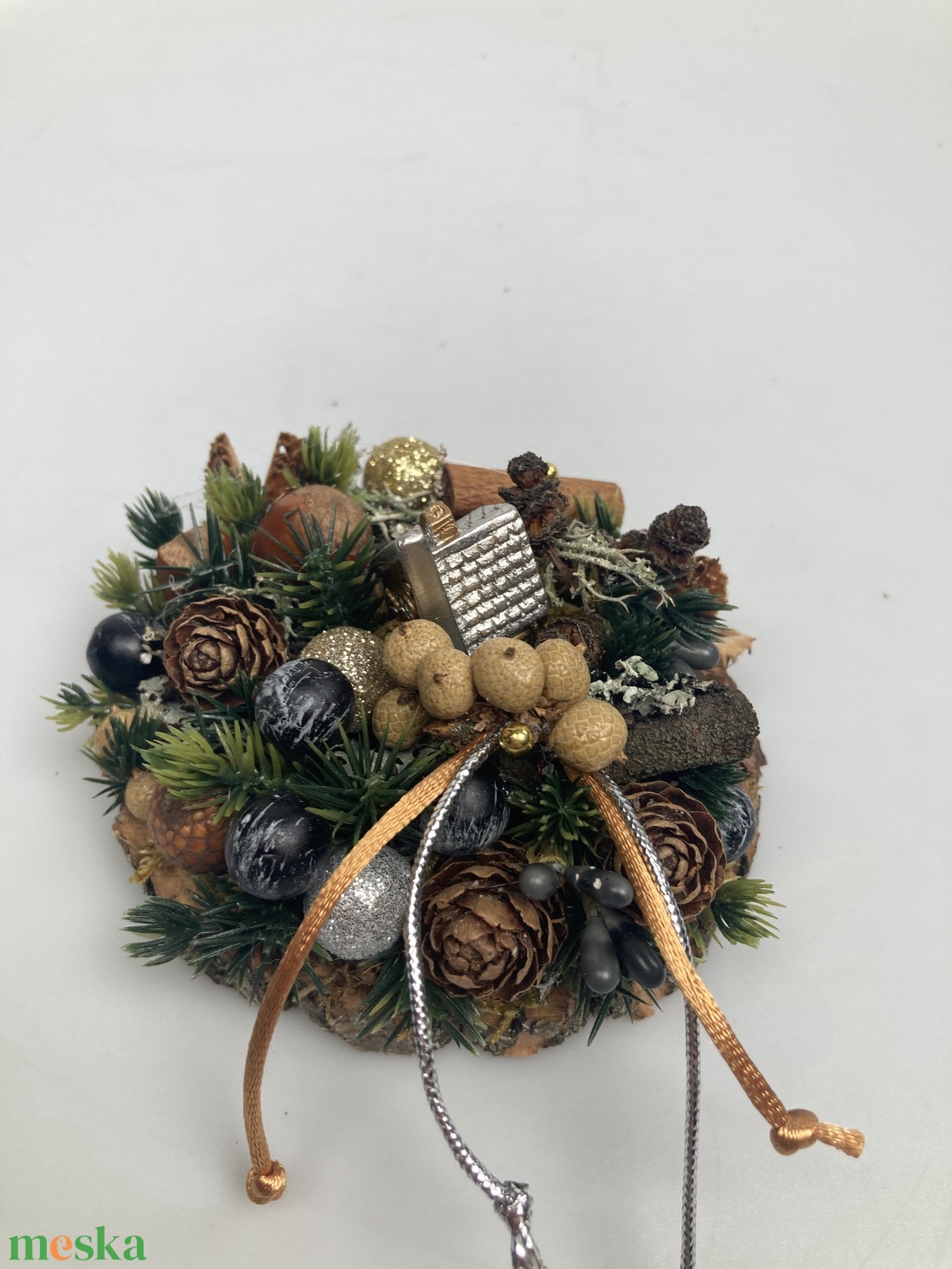 Fakorongra épült adventi minidísz erdei házikóval, termésekkel s kellékekkel gazdagon díszítve (FX-20) - karácsony - adventi díszek - adventi asztaldísz - Meska.hu