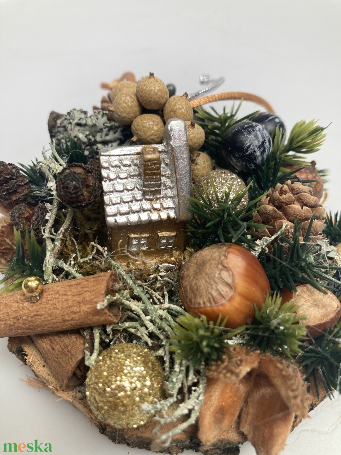 Fakorongra épült adventi minidísz erdei házikóval, termésekkel s kellékekkel gazdagon díszítve (FX-20) - karácsony - adventi díszek - adventi asztaldísz - Meska.hu