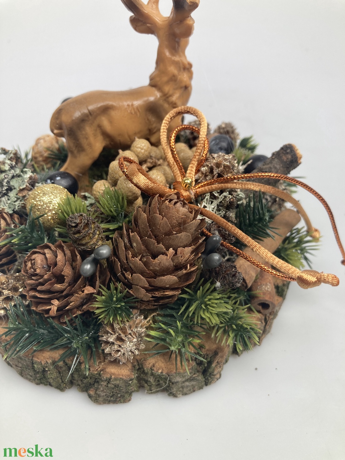 Fakorongra épült adventi minidísz gímszarvas figurával, termésekkel s kellékekkel gazdagon díszítve (FX-21) - karácsony - adventi díszek - adventi asztaldísz - Meska.hu