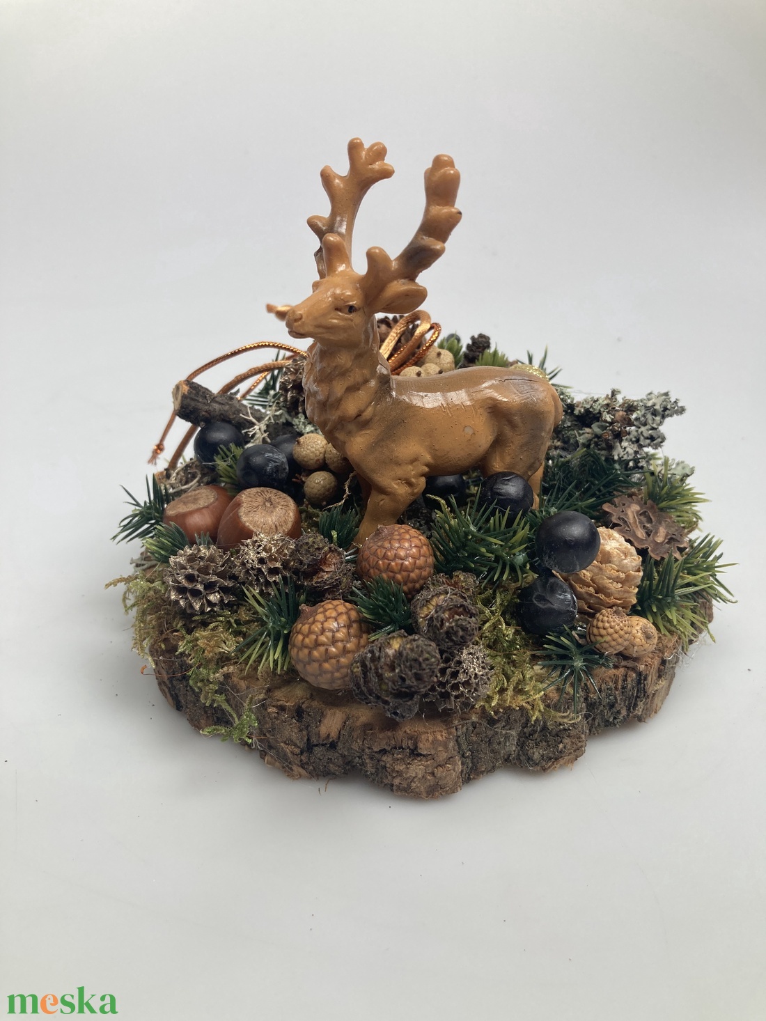 Fakorongra épült adventi minidísz gímszarvas figurával, termésekkel s kellékekkel gazdagon díszítve (FX-21) - karácsony - adventi díszek - adventi asztaldísz - Meska.hu