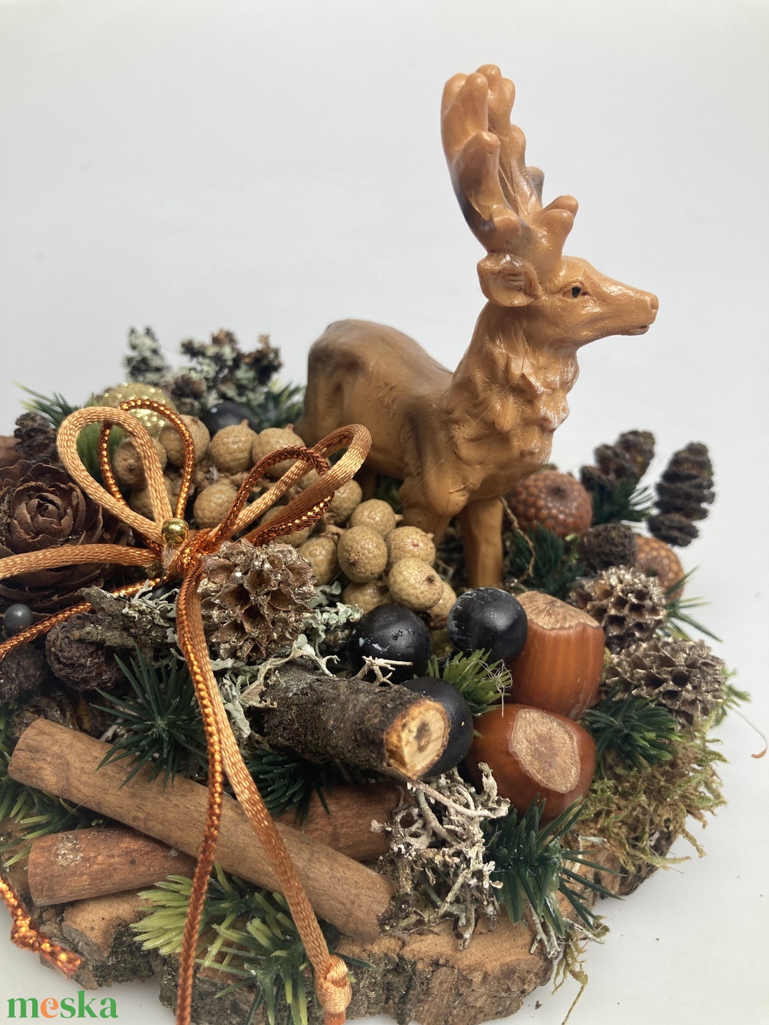 Fakorongra épült adventi minidísz gímszarvas figurával, termésekkel s kellékekkel gazdagon díszítve (FX-21) - karácsony - adventi díszek - adventi asztaldísz - Meska.hu