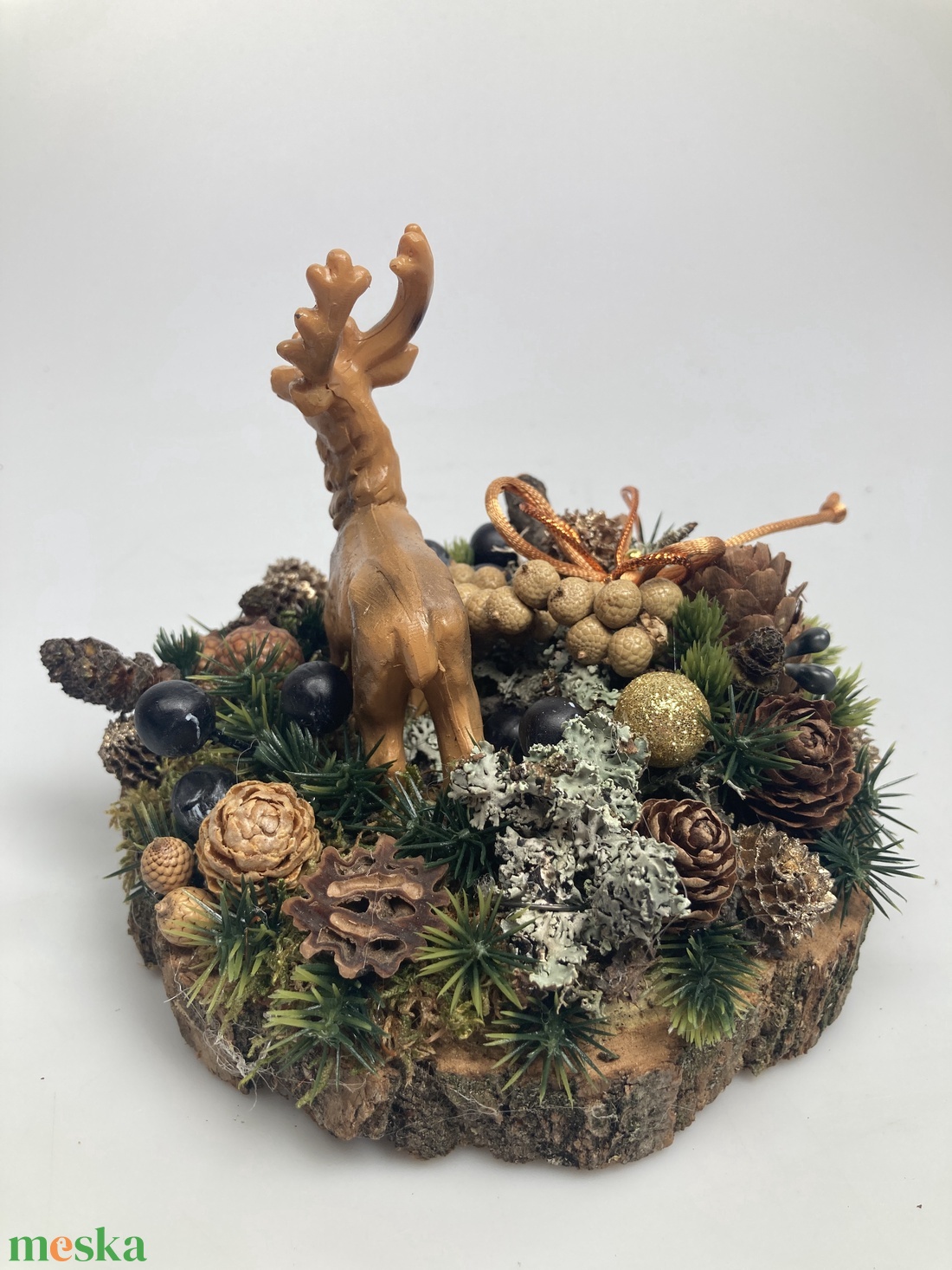 Fakorongra épült adventi minidísz gímszarvas figurával, termésekkel s kellékekkel gazdagon díszítve (FX-21) - karácsony - adventi díszek - adventi asztaldísz - Meska.hu