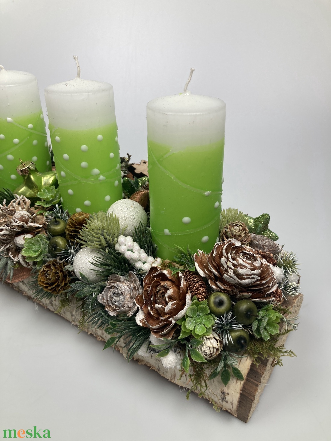 Üde hangulú, zöld-fehér pöttyös hengergyertyás, fahasábon nyugvó, adventi asztaldísz (AW18) - karácsony - adventi díszek - adventi asztaldísz - Meska.hu
