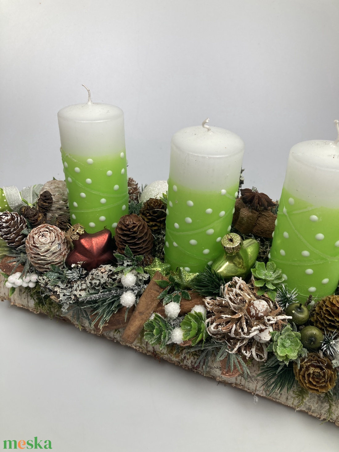 Üde hangulú, zöld-fehér pöttyös hengergyertyás, fahasábon nyugvó, adventi asztaldísz (AW18) - karácsony - adventi díszek - adventi asztaldísz - Meska.hu
