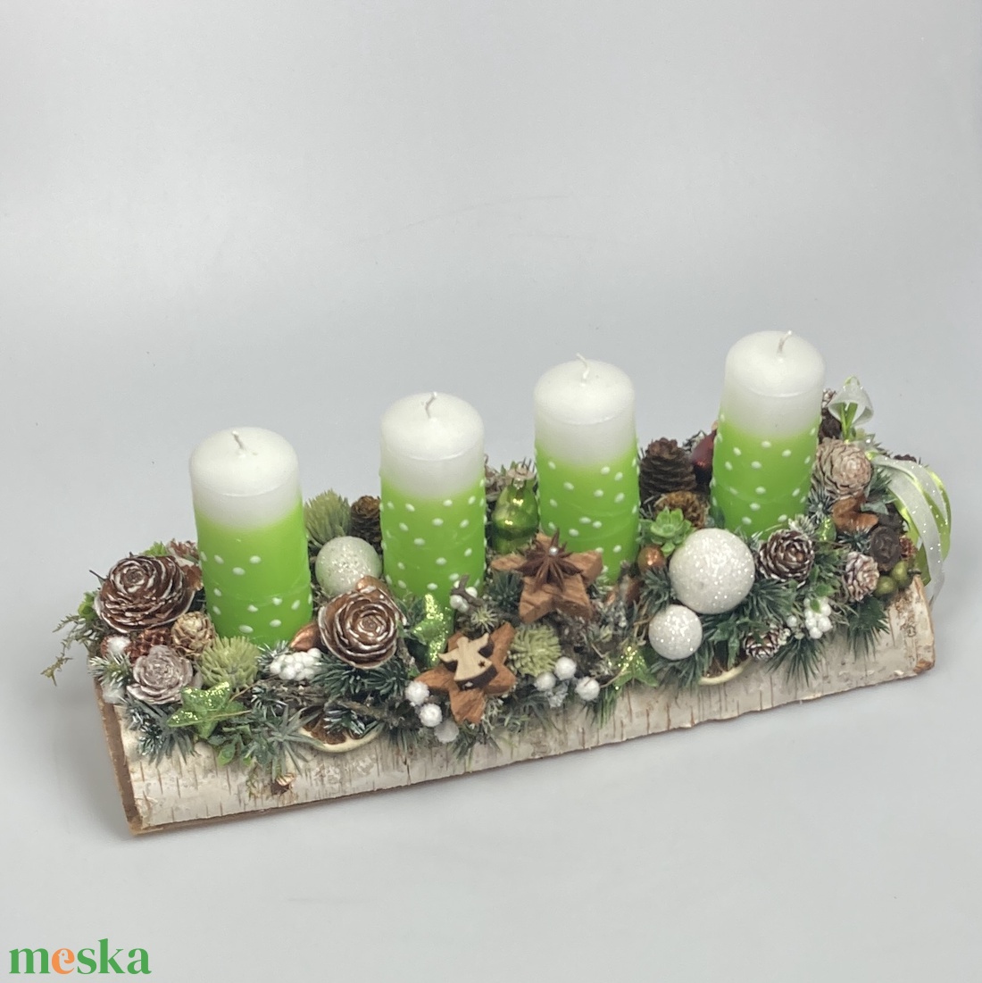 Üde hangulú, zöld-fehér pöttyös hengergyertyás, fahasábon nyugvó, adventi asztaldísz (AW18) - karácsony - adventi díszek - adventi asztaldísz - Meska.hu