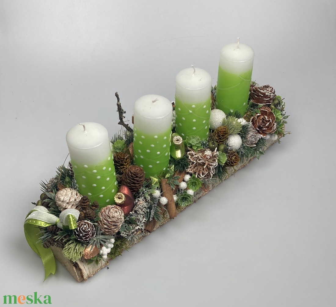 Üde hangulú, zöld-fehér pöttyös hengergyertyás, fahasábon nyugvó, adventi asztaldísz (AW18) - karácsony - adventi díszek - adventi asztaldísz - Meska.hu