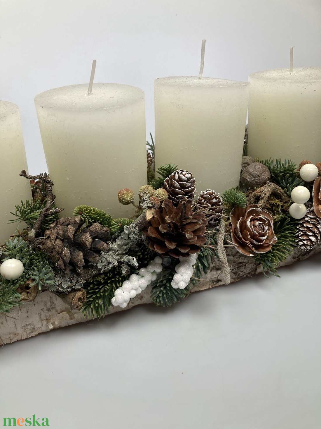 Természetes hangulatú, fehér tönkgyertyás, fahasábon nyugvó, adventi asztaldísz levelet kapó gyerekekkel (AW19) - karácsony - adventi díszek - adventi asztaldísz - Meska.hu