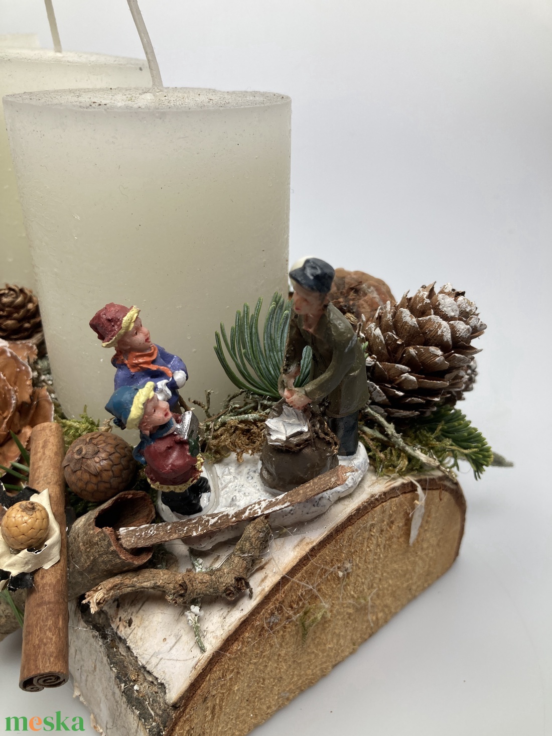 Természetes hangulatú, fehér tönkgyertyás, fahasábon nyugvó, adventi asztaldísz levelet kapó gyerekekkel (AW19) - karácsony - adventi díszek - adventi asztaldísz - Meska.hu