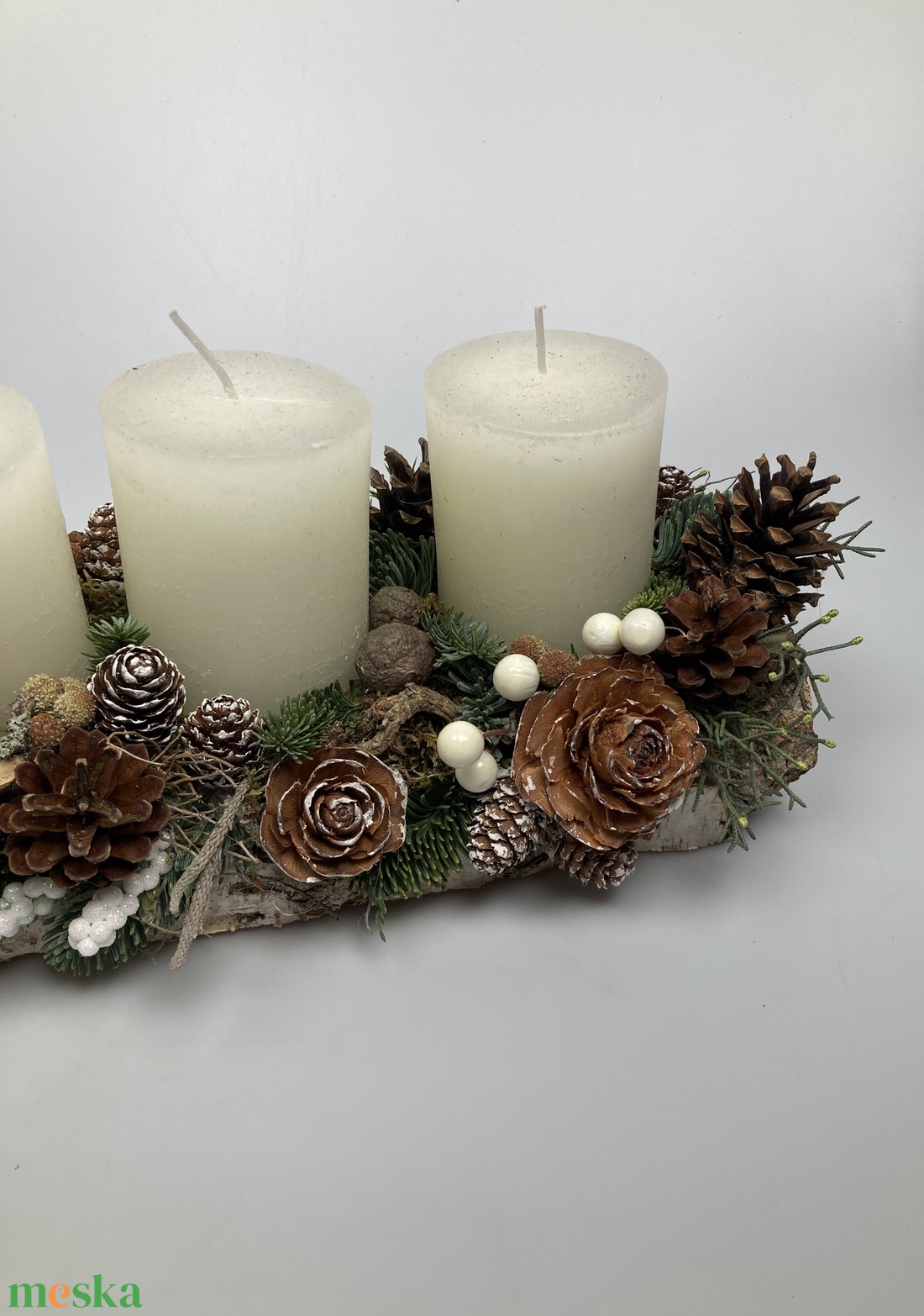 Természetes hangulatú, fehér tönkgyertyás, fahasábon nyugvó, adventi asztaldísz levelet kapó gyerekekkel (AW19) - karácsony - adventi díszek - adventi asztaldísz - Meska.hu