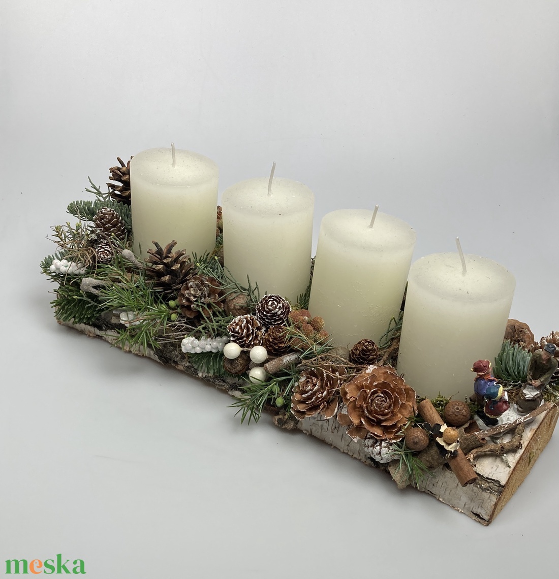 Természetes hangulatú, fehér tönkgyertyás, fahasábon nyugvó, adventi asztaldísz levelet kapó gyerekekkel (AW19) - karácsony - adventi díszek - adventi asztaldísz - Meska.hu