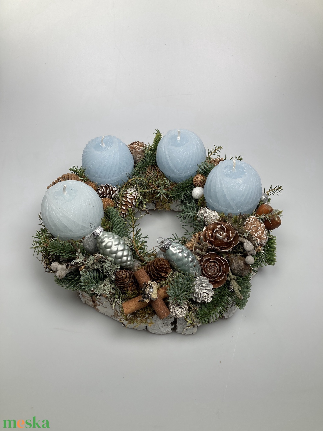 Vízkék, fonalgombolyag mintájú gyertyákkal ékeskedő, faborítású, lyukas koszorúalapon nyugvó adventi asztaldísz (AW20) - karácsony - adventi díszek - adventi asztaldísz - Meska.hu