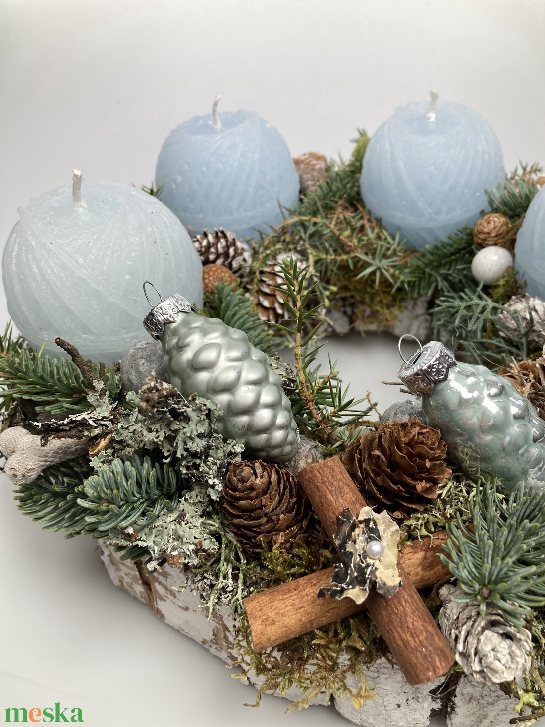 Vízkék, fonalgombolyag mintájú gyertyákkal ékeskedő, faborítású, lyukas koszorúalapon nyugvó adventi asztaldísz (AW20) - karácsony - adventi díszek - adventi asztaldísz - Meska.hu