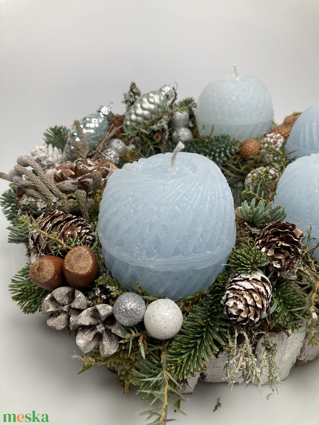 Vízkék, fonalgombolyag mintájú gyertyákkal ékeskedő, faborítású, lyukas koszorúalapon nyugvó adventi asztaldísz (AW20) - karácsony - adventi díszek - adventi asztaldísz - Meska.hu