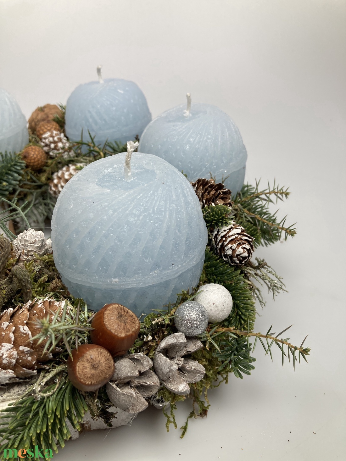 Vízkék, fonalgombolyag mintájú gyertyákkal ékeskedő, faborítású, lyukas koszorúalapon nyugvó adventi asztaldísz (AW20) - karácsony - adventi díszek - adventi asztaldísz - Meska.hu