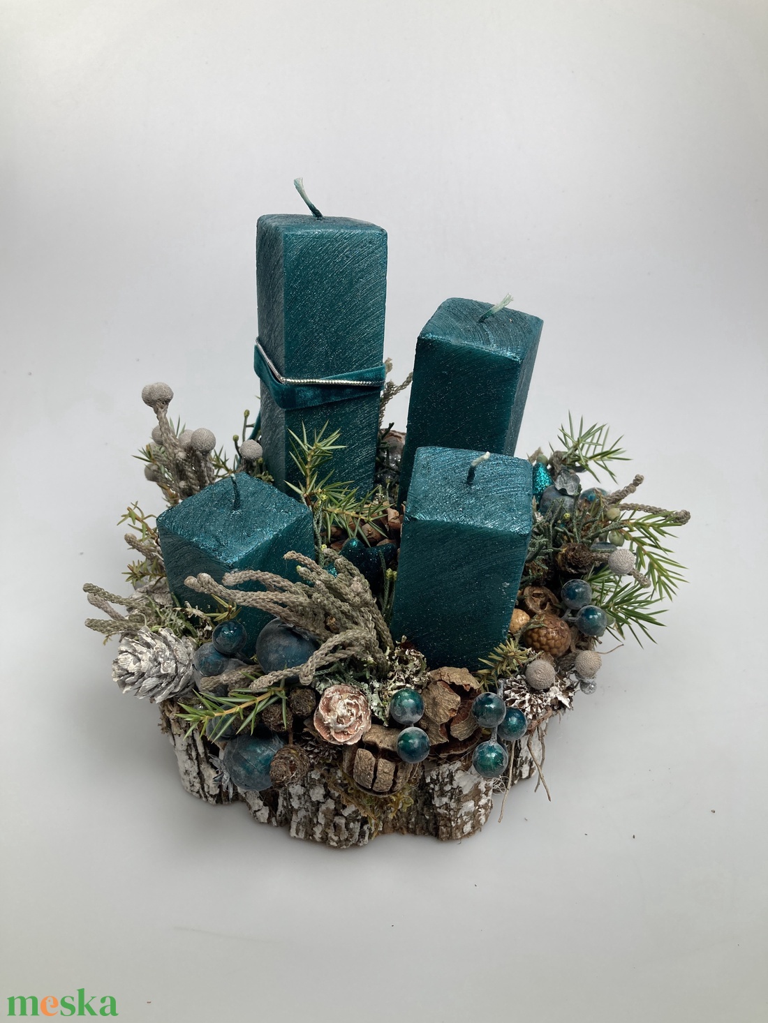 Dülöngélő, sötét türkiz selyemfényű gyertyákkal ékeskedő, fakorongon nyugvó adventi asztaldísz örökzöldekkel (AW22) - karácsony - adventi díszek - adventi asztaldísz - Meska.hu