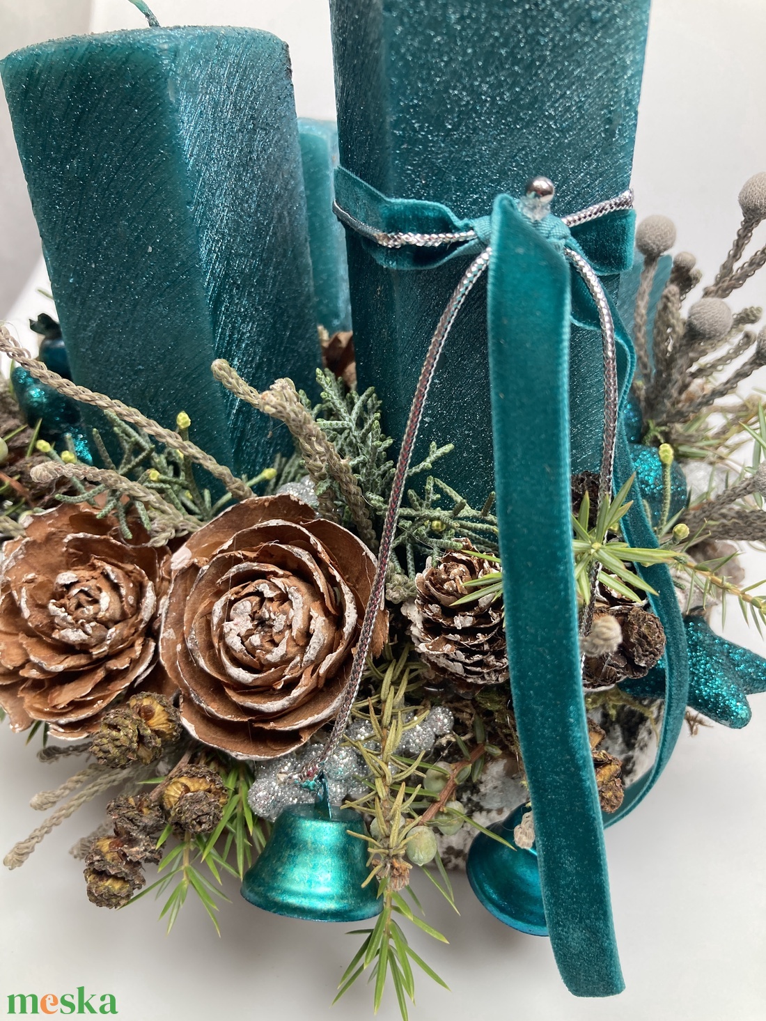 Dülöngélő, sötét türkiz selyemfényű gyertyákkal ékeskedő, fakorongon nyugvó adventi asztaldísz örökzöldekkel (AW22) - karácsony - adventi díszek - adventi asztaldísz - Meska.hu