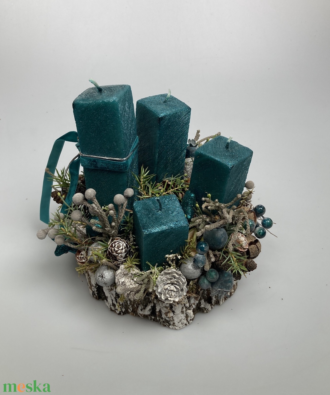 Dülöngélő, sötét türkiz selyemfényű gyertyákkal ékeskedő, fakorongon nyugvó adventi asztaldísz örökzöldekkel (AW22) - karácsony - adventi díszek - adventi asztaldísz - Meska.hu