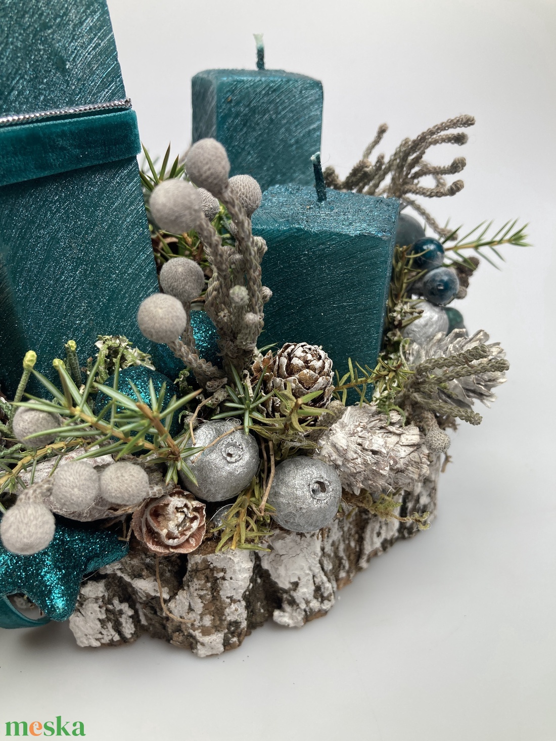 Dülöngélő, sötét türkiz selyemfényű gyertyákkal ékeskedő, fakorongon nyugvó adventi asztaldísz örökzöldekkel (AW22) - karácsony - adventi díszek - adventi asztaldísz - Meska.hu