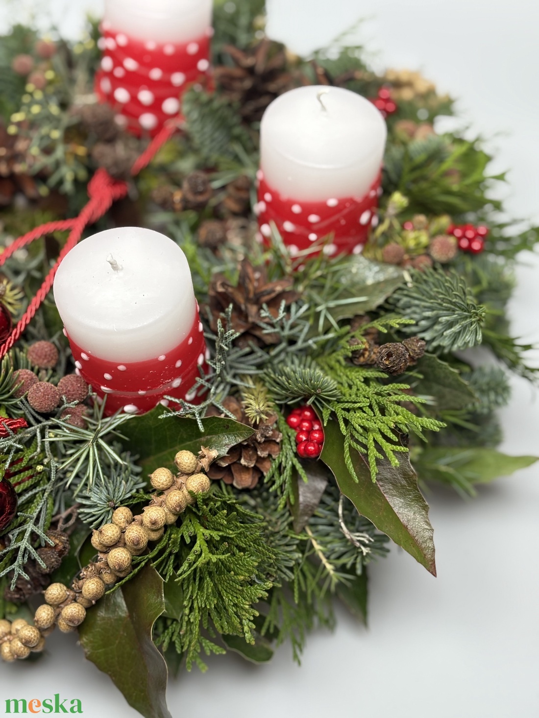 Örökzöldekkel ékített adventi koszorú piros-fehér pöttyös hengergyertyákkal (AW24) - karácsony - adventi díszek - adventi asztaldísz - Meska.hu