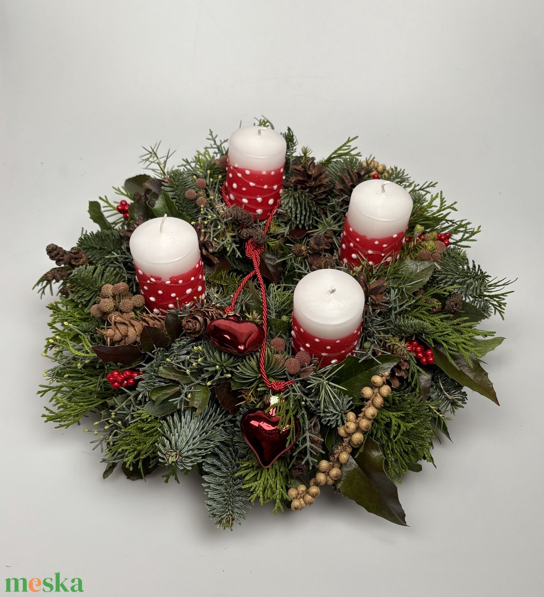 Örökzöldekkel ékített adventi koszorú piros-fehér pöttyös hengergyertyákkal (AW24) - karácsony - adventi díszek - adventi asztaldísz - Meska.hu