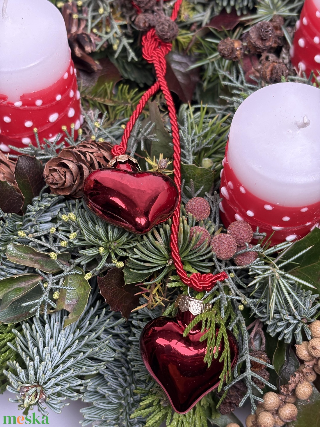 Örökzöldekkel ékített adventi koszorú piros-fehér pöttyös hengergyertyákkal (AW24) - karácsony - adventi díszek - adventi asztaldísz - Meska.hu